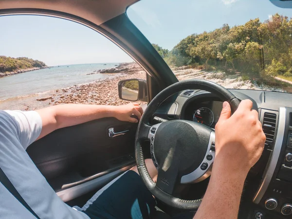 Man Sitting Car Driving Summer Sea Beach Vacation Concept — Stockfoto