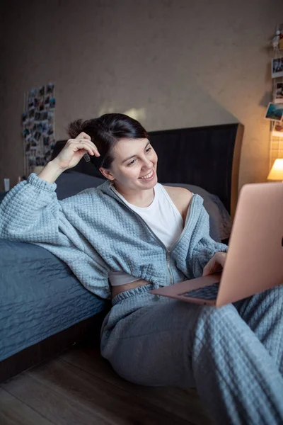 Жінка Фрілансер Працює Вдома Ноутбуці Сидячи Підлозі Ноутбук Коліна — стокове фото