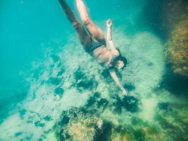 Mulher Snorkeling Máscara Subaquática Verão Mar Férias — Fotografia de Stock