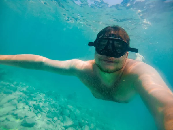Muž v šnorchlování masce pod vodou — Stock fotografie