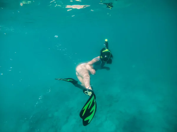 Vrouw in snorkelen masker onderwater — Stockfoto