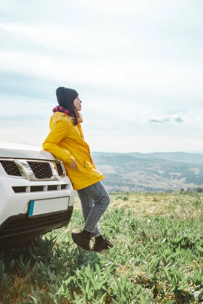 Females standing near suv car at the top of the mountain — Fotografia de Stock