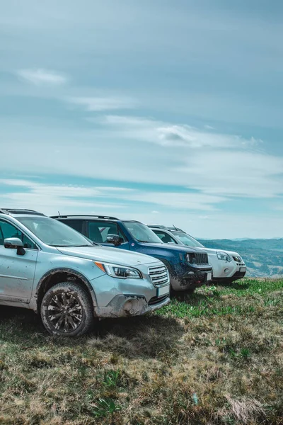 Dağların zirvesinde üç SUV arabası