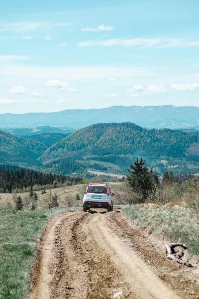 Autó utazási koncepció SUV vezetés országúton vezet a hegyekbe — Stock Fotó