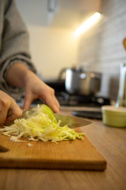 Kesik tahtada lahana doğramak.