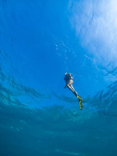 シュノーケリングマスクとフリッパーで水中で泳ぐ美しい女性コピースペース — ストック写真