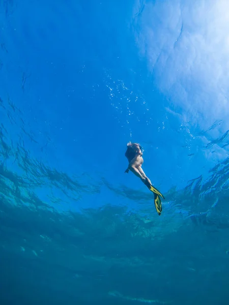 Hermosa Mujer Nadando Bajo Agua Con Máscara Snorkel Aletas Espacio — Foto de Stock