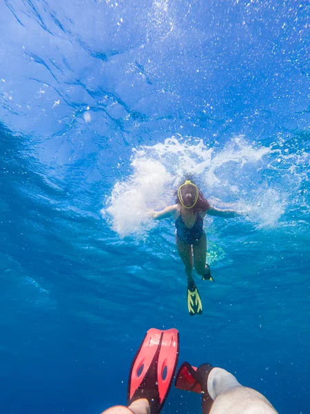 Bela Mulher Nadando Debaixo Água Com Snorkeling Máscara Nadadeiras Espaço — Fotografia de Stock