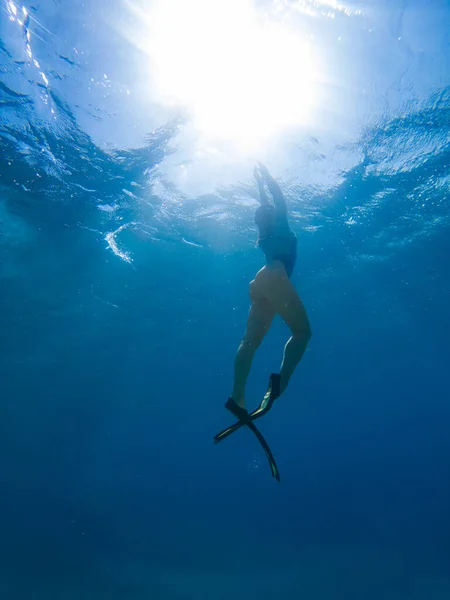 Hermosa Mujer Nadando Bajo Agua Con Máscara Snorkel Aletas Espacio —  Fotos de Stock