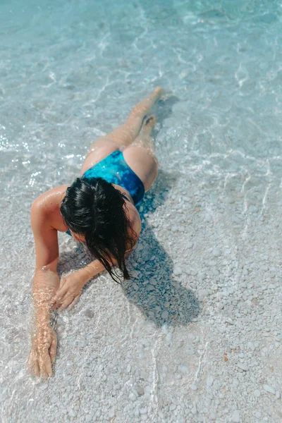 Krásná Žena Modrých Plavkách Ležící Mořské Vodě Pláži Opalování — Stock fotografie