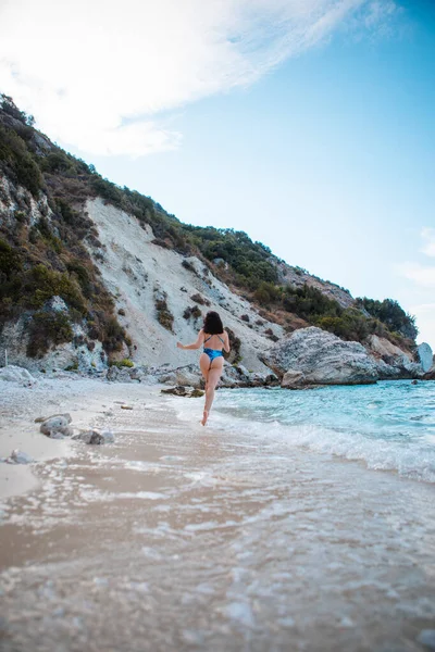 Mavi Mayo Giymiş Bir Kadın Deniz Kıyısında Dikiz Aynasından Koşuyor — Stok fotoğraf