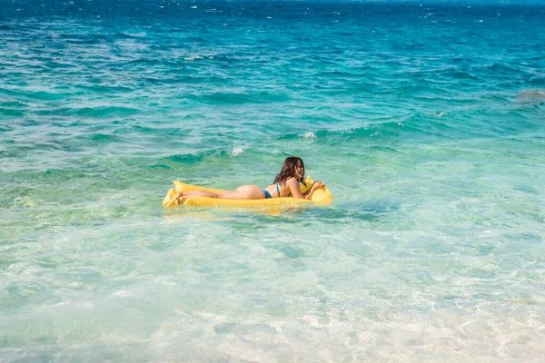 Mavi Mayolu Mutlu Kadın Sarı Şişme Yatakta Yüzüyor Deniz Tatili — Stok fotoğraf