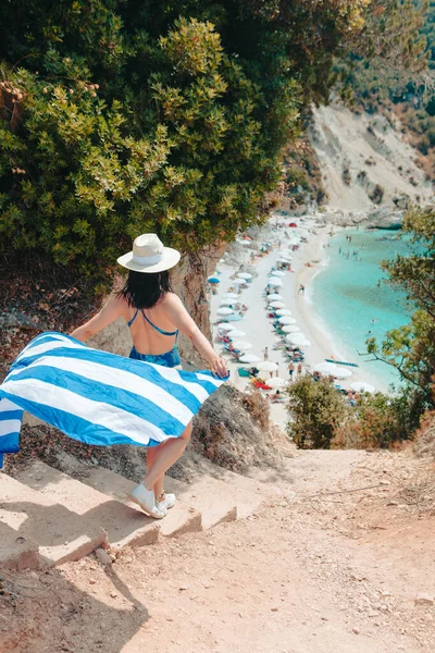 Felice Bella Donna Con Bandiera Greca Correre Verso Spiaggia Mare — Foto Stock