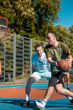 Lviv, Ukrayna - 12 Mayıs 2022: Erkekler açık havada basketbol oynuyor