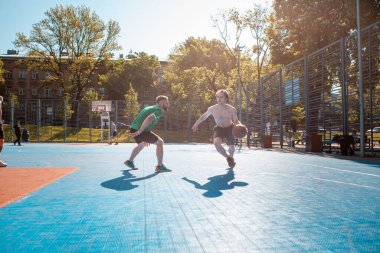 Lviv, Ukrayna - 12 Mayıs 2022: Erkekler açık havada basketbol oynuyor