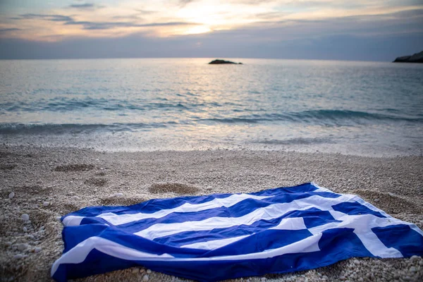 Griekenvlag Zee Strand Bij Zonsondergang — Stockfoto
