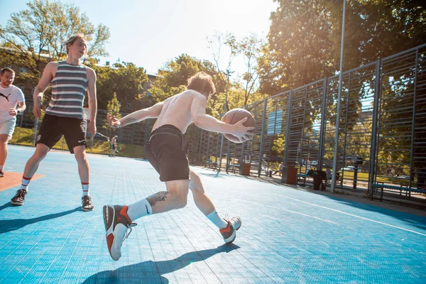 Lviv, Ukrayna - 12 Mayıs 2022: Erkekler açık havada basketbol oynuyor