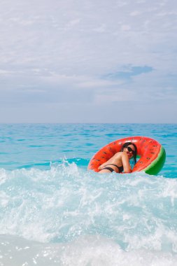 Kadın şişme yüzükle yüzecek yaz tatili güneşlenerek