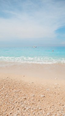 beyaz kayalıklı deniz plajı ve mavi su kopyalama alanı