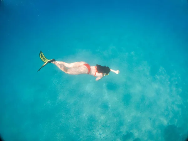 Γυναίκα Που Κολυμπάει Κάτω Από Νερό Πτερύγια Και Χώρο Αντιγραφής — Φωτογραφία Αρχείου