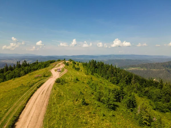 Widok Lotu Ptaka Ukraińskich Karpat Road Atrakcja Turystyka Ludzie Kopiowanie — Zdjęcie stockowe