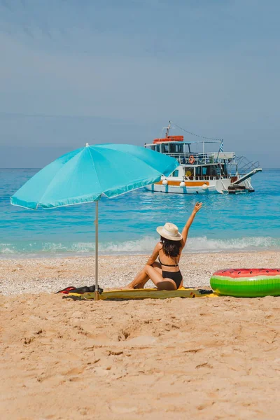 Estate Concetto Vacanza Mare Donna Prendere Sole Spiaggia Copia Spazio — Foto Stock