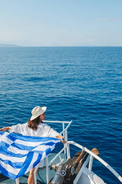 Frau Mit Griechischer Flagge Auf Kreuzfahrtschiff Lefkada Island Griechenland — Stockfoto