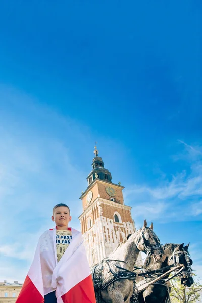 Niño Cubierto Con Bandera Polonia Centro Ciudad Cracovia Campanario Cuadrado — Foto de Stock