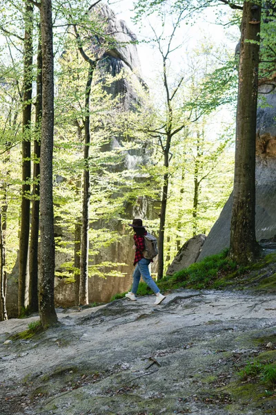 背着背包走在森林小径上的女徒步旅行者 — 图库照片