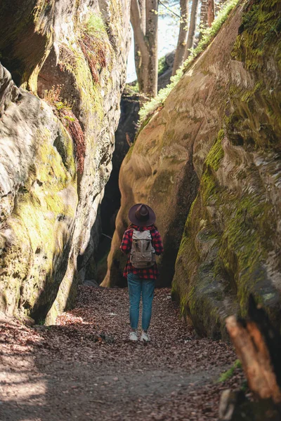 Femeie Excursionist Rucsac Mers Jos Traseu Canion — Fotografie, imagine de stoc