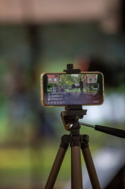 Lviv, Ukrayna - 16 Temmuz 2021: Yerel konser fotokopi alanının telefonundan canlı yayın