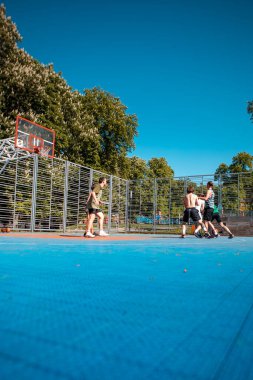 Lviv, Ukrayna - 12 Mayıs 2022: Erkekler açık havada basketbol oynuyor