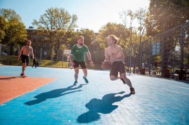 Lviv, Ukrayna - 12 Mayıs 2022: Erkekler açık havada basketbol oynuyor