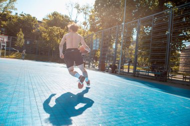 Lviv, Ukrayna - 12 Mayıs 2022: Erkekler açık havada basketbol oynuyor