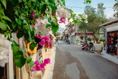 Vasiliki, Yunanistan - 10 Eylül 2021: hediyelik eşya dükkanları olan sokak