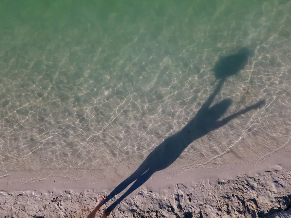 Vista Aérea Das Pernas Das Mulheres Praia Areia Azul Espaço — Fotografia de Stock