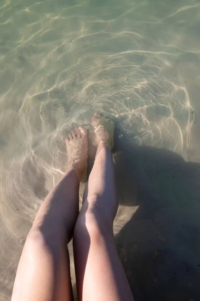 Женщина Отдыхает Песчаном Пляже Близко Лица — стоковое фото