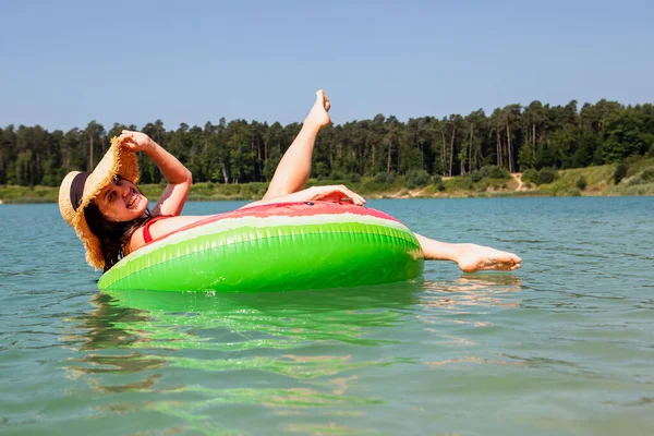 Schöne Frau Schwimmt Auf Aufblasbarem Ring Blauen Seewasser Sommer Sonniger — Stockfoto