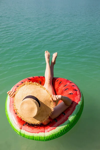 Mooie Vrouw Drijvend Opblaasbare Ring Blauw Meer Water Zomer Zonnige — Stockfoto