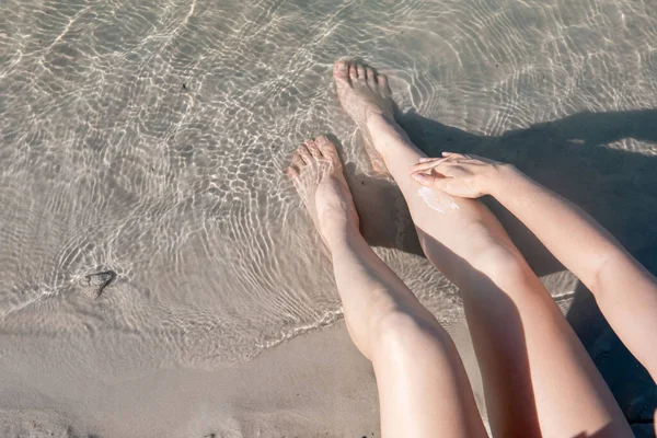 Vrouw Zet Zonnebrandcrème Been Zomer Vakantie — Stockfoto