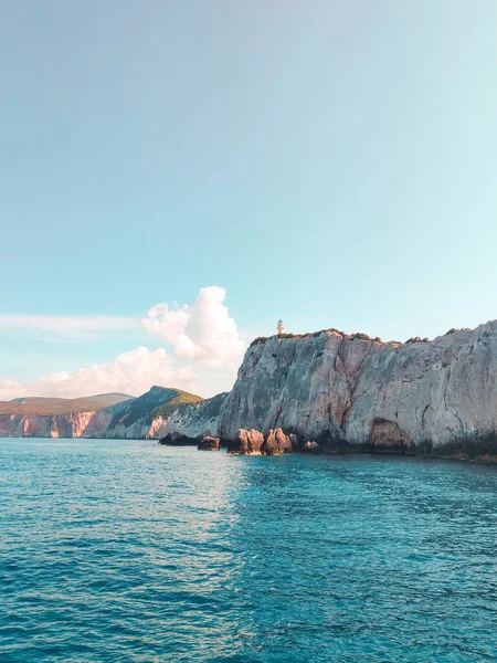 Left Kada Adası Manzarası Yüksek Uçurum Mavi Deniz — Stok fotoğraf