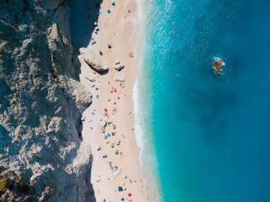 Lefkada adasındaki Porto Katsiki plajının hava manzarası Yunanistan