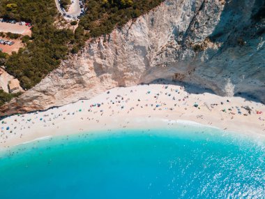 Lefkada adasındaki Porto Katsiki plajının hava manzarası Yunanistan