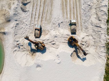 Kum ocağı güneşli yaz gününde kazıcıya ağır sanayi manzarası