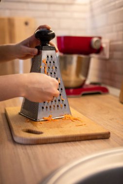 Havucu rendele. Mutfağı kapat.