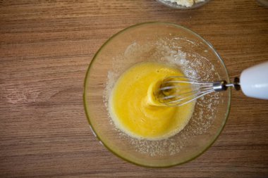 Yumurtaları kasede karıştırmak. Yemek pişirme konseptini kapat.