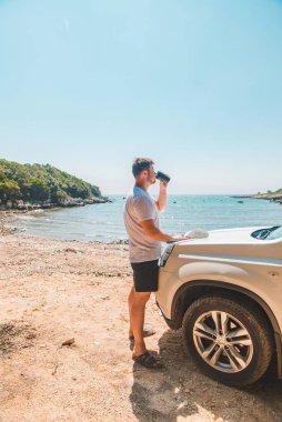 Yazın arka plandaki sahil sahili haritasında bir adam var.