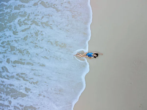 Vista Aérea Mujer Traje Baño Azul Playa Del Mar Hermosas — Foto de Stock