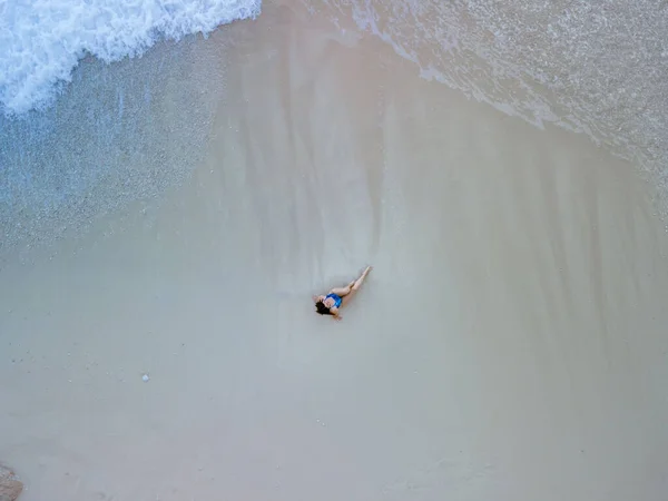 Overhead View Woman Blue Swimsuit Sea Beach Beautiful Waves — ストック写真