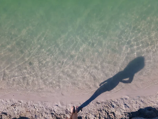 Vista Aerea Delle Gambe Delle Donne Sulla Spiaggia Sabbiosa Blu — Foto Stock